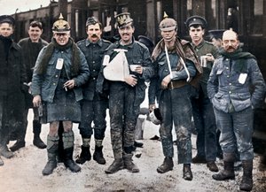 Algunos heridos alegres de la lucha de Neuve Chapelle, con cascos alemanes capturados, 1915 de Unbekannt