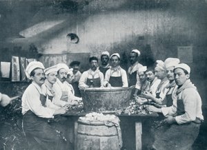 Algunos de los cocineros preparando la sopa en la Messagerie Van Gand, c1914 de Unbekannt