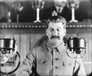 El líder soviético Josef Stalin dando un discurso en el Congreso del Partido Comunista, años 1930 de Unbekannt