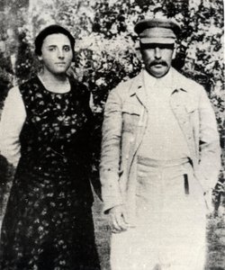 Líder soviético Josef Stalin con su segunda esposa Nadezhda Alliluyeva, finales de 1920 de Unbekannt