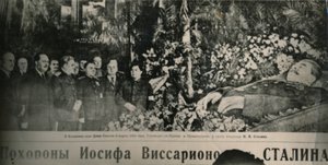 Líderes soviéticos visitan el féretro adornado con flores de Stalin en el Salón de Columnas de Moscú
