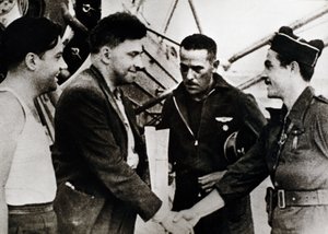 Guerra Civil Española (1936-1939): Ilia Grigorievich Ehrenburg (1891-1967), escritor ruso, a su llegada al aeropuerto de Barcelona (España) (segundo desde la izquierda), como corresponsal soviético de la Guerra Civil