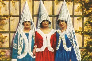 Mujeres españolas con mantillas, c1928