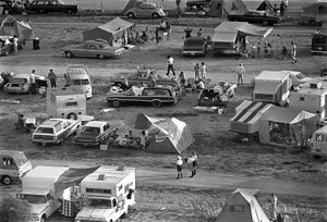 Espectadores esperando el lanzamiento del Apollo 11