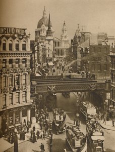 Aguja de St. Martins Ludgate silueteada contra la masa de St. Pauls, c1935