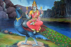 Templo hindú Sri Mariamman. Sri Gowmari con pavo real, símbolo de Subramanyan. Singapur