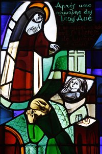 Vidriera que representa a Santa Teresa de Lisieux curando a un niño enfermo en la iglesia de Notre-Dame-de-la-Trinité, Blois, Francia de Unbekannt