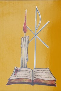Vidriera. Vela de altar y biblia, Aneho, Togo
