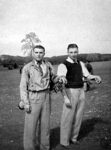 Stanley Matthews y Eddie Hapgood hacen una pausa entre tiros durante una ronda de golf, 1945 de Unbekannt