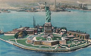 Estatua de la Libertad en la isla de Bedloe en el puerto de Nueva York, Nueva York, c. 1940s de Unbekannt