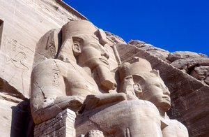 Estatuas de Ramsés II, frente al templo principal, Abu Simbel, Egipto, principios del siglo XIII a.C.