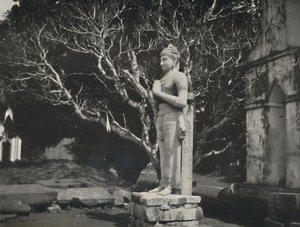Escultura de piedra cerca de la Ruwanwali-Dagoba, Anuradhapura, 1926 de Unbekannt
