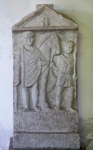 Estela, Valerio Alucenzio, piedra, siglo III de Unbekannt
