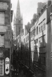 Escena de calle, mostrando la aguja de la catedral, St Malo, Bretaña, Francia, siglo XX de Unbekannt