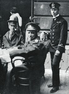 Subteniente Príncipe Alberto sirviendo té a soldados heridos en el Palacio de Buckingham, 1916 de Unbekannt