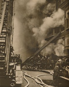 Sofocando un incendio en una calle estrecha de la ciudad, c. 1935