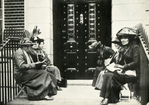 Sufragistas esperando en la puerta de la casa de Sir Edward Carson en Londres, 6 de abril de 1914, 1947 de Unbekannt