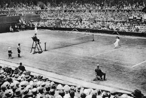 Suzanne Lenglen jugando contra Miss McKane, Wimbledon, Londres, 1926-1927 de Unbekannt