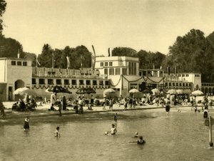 Nadando en el lago Traunsee, Gmunden, Alta Austria, c. 1935 de Unbekannt