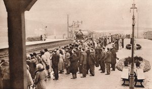 Interés simpático en el tren fúnebre real en la estación de Welwyn, 1936