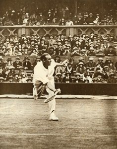 Partido de tenis en la cancha central de Wimbledon, década de 1930