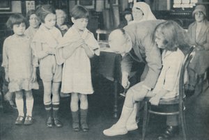 Prueba del reflejo rotuliano para indicación de enfermedad nerviosa, c1935 de Unbekannt
