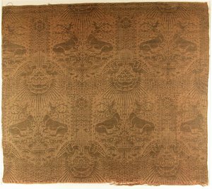 Fragmento textil con ciervos recostados, águilas, nubes y rayos de sol, italiano, 1390s de Unbekannt