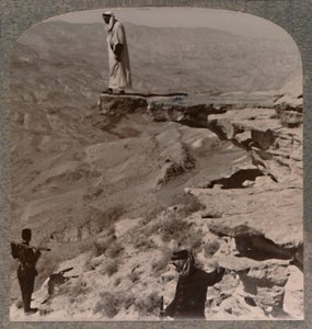 El Arno. Dragomán de pie sobre una roca, c1900 de Unbekannt