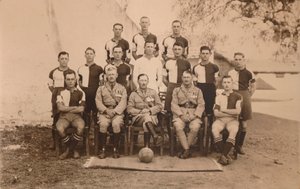 El equipo de fútbol del batallón del Primer Batallón, El Regimiento Real de West Kent. Poona de Unbekannt