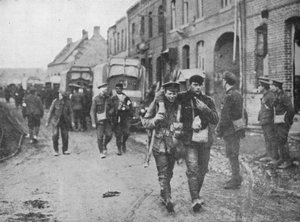 Los heridos británicos regresan a una estación de primeros auxilios después de un ataque, 1915 de Unbekannt