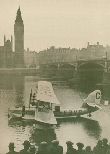 El hidroavión de Calcuta amarrado en el Támesis frente a las Casas del Parlamento, 1927