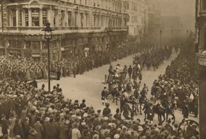 Las líneas de la ciudad Queen Victoria Street para ver al nuevo alcalde y su procesión, c1935 de Unbekannt