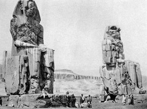 Los Colosos de Memnón, Luxor Tebas, Egipto, c1922 de Unbekannt
