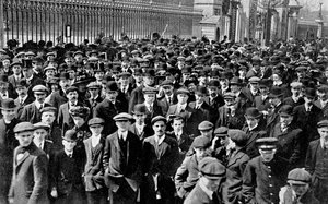 Las multitudes fuera del Palacio de Buckingham, la aprehensión de una nación, 1910