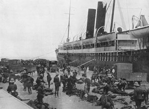 La Fuerza Expedicionaria de los Dardanelos parte: Un transporte cargando en Alejandría, 1915 de Unbekannt