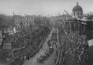 El Jubileo de Diamante: El carruaje de la Reina Victoria pasando por la Galería Nacional, Londres de Unbekannt