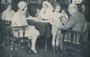 El doctor escuchando el latido del corazón de un niño, c1935 de Unbekannt