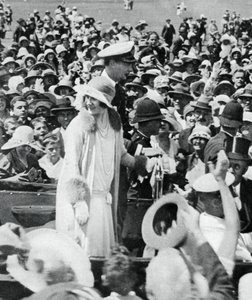 El duque y la duquesa rodeados por multitudes en Auckland, 1927, 1937 de Unbekannt
