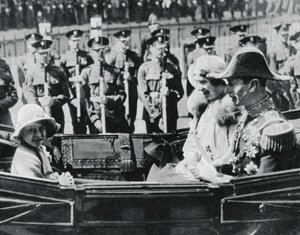 El Duque y la Duquesa de York saliendo de la Catedral de San Pablo con sus hijas, 1935, 1937 de Unbekannt
