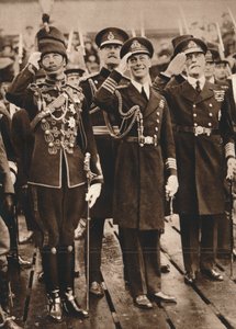 El duque de York y el príncipe Enrique dando la bienvenida al príncipe de Gales en Portsmouth, 1925