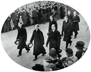 El Duque de York y sus hermanos en la procesión fúnebre del Rey Jorge V, 1936, 1937