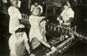 La Gran Industria del Salmón - Chicas indias trabajando en el departamento de enlatado, c1948 de Unbekannt