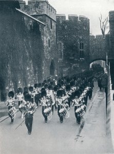 Los guardias saliendo de la Torre de Londres, c1914 de Unbekannt