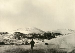 La cabaña, con el Monte Erebus al fondo, en el otoño, 1908, 1909 de Unbekannt