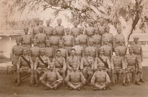 El pelotón indio del Primer Batallón, El Regimiento Real de West Kent. Poona, India de Unbekannt