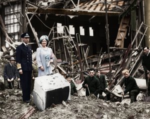 El rey y la reina inspeccionan los daños por bombas, Palacio de Buckingham, Londres, Segunda Guerra Mundial, 1940 de Unbekannt