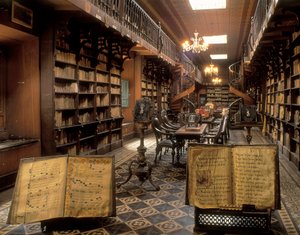 La Biblioteca del Convento de San Francisco, Lima, Perú, siglo XX