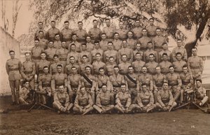 El pelotón de ametralladoras del Primer Batallón, El Regimiento Real de West Kent. Poona, Ind de Unbekannt