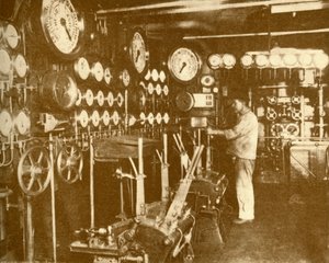 La Plataforma de Control del Motor Principal del Aquitania, c1930 de Unbekannt