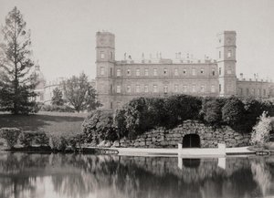 La fachada principal del Palacio de Gatchina, 1870s-1880s de Unbekannt